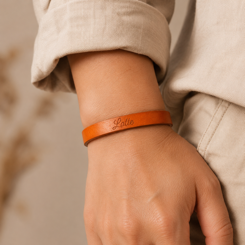 Bracelet en cuir réglable avec boucle métallique